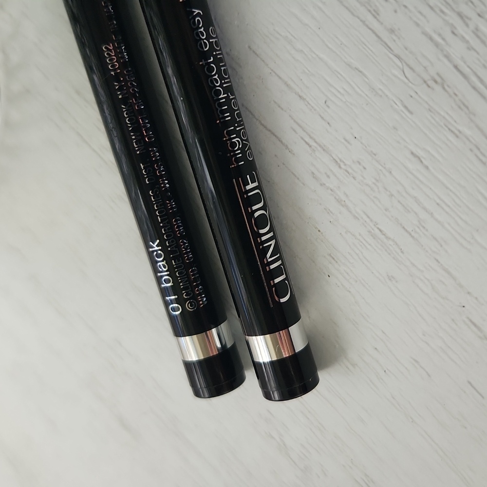 2 High Impact Easy Liquid Eyeliner in Black - Picture 3 of 4